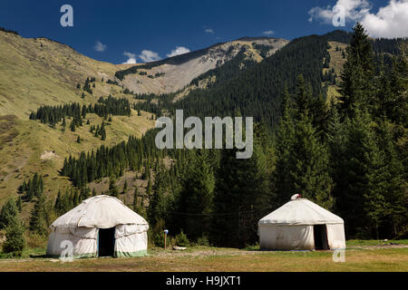 Yurta tende al campeggio di Kaindy Lago di Kungey Alatau montagne del Kazakistan Foto Stock