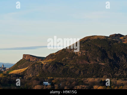 Regno Unito, Scozia, Lothian, Edimburgo, vista verso Holyrood Park e il centro città prese dalla Craigmillar Castle. Foto Stock