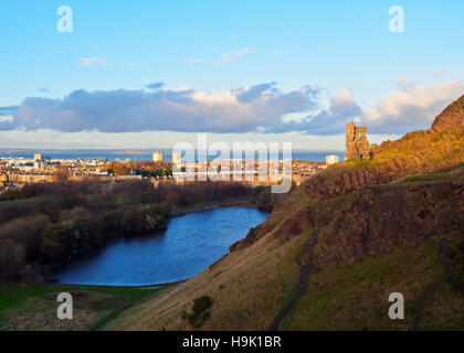 Regno Unito, Scozia, Lothian, Edimburgo, Holyrood Park e le rovine di Sant Antonio la cappella e la St Margaret Loch. Foto Stock