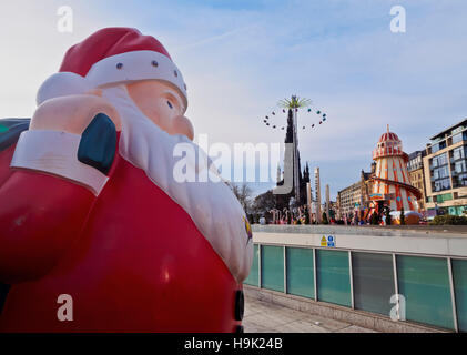 Regno Unito, Scozia, Lothian, Edimburgo, vista del Mercatino di Natale su Princes Street. Foto Stock