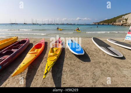 Spagna, isola delle Baleari, Ibiza, spiaggia di Cala Llonga Foto Stock