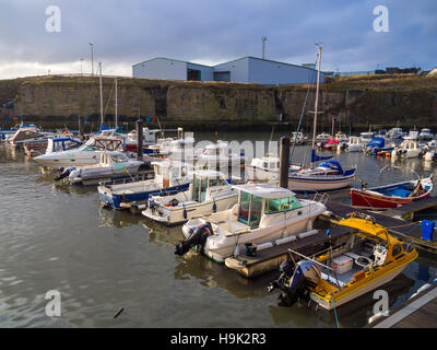 Seaham Marina in porto con piccole imbarcazioni da diporto in inverno il sole Foto Stock