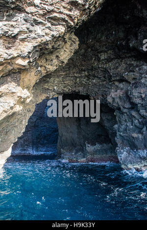 Grotta presso la costa di Na Pali sulla costa Nord di Kauai, Hawaii, Stati Uniti d'America. Foto Stock