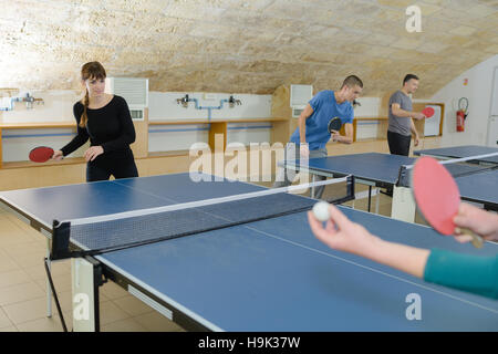 Pretty Woman giocando a ping-pong con gli amici Foto Stock