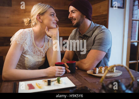 Giovane aventi fini bere nel ristorante Foto Stock