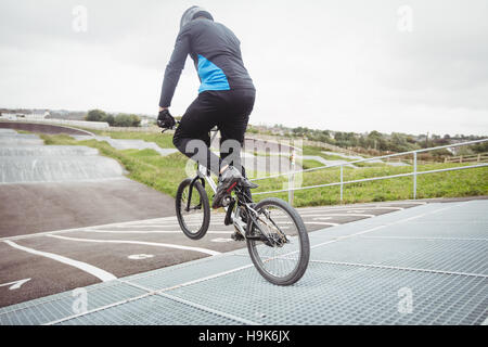 Ciclista equitazione biciclette BMX Foto Stock