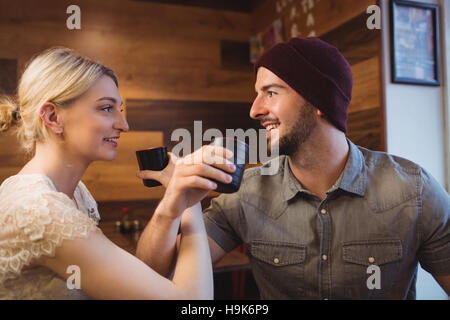 Giovane aventi fini bere nel ristorante Foto Stock