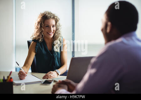 I dirigenti aziendali a interagire gli uni con gli altri Foto Stock