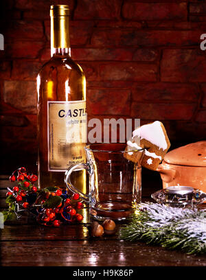 I cookie forma di casa decorata con vin brulé mug drink. Foto Stock