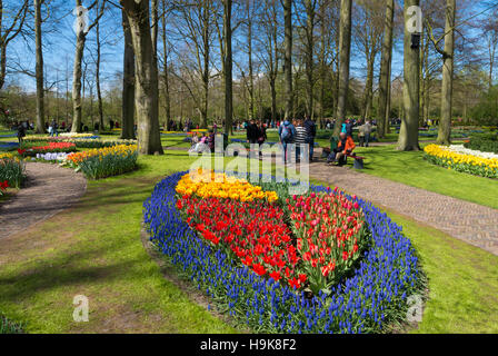 LISSE, Paesi Bassi - 17 Aprile 2016: Sconosciuto per i turisti che visitano il famoso keukenhof tulip gardens nei Paesi Bassi Foto Stock