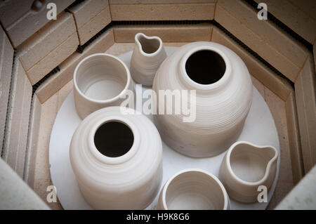 Ceramiche in forno pronto per la cottura della ceramica finita in brocche  in vendita Crail ceramica Fife Scozia family run business locale rendendo  mano gettato terraglia Foto stock - Alamy