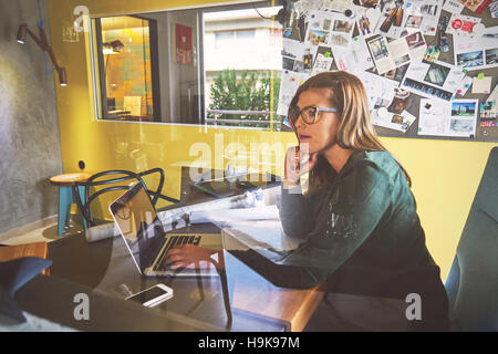 Architetto donna che lavorano su computer portatile per il nuovo progetto architettonico. Foto Stock