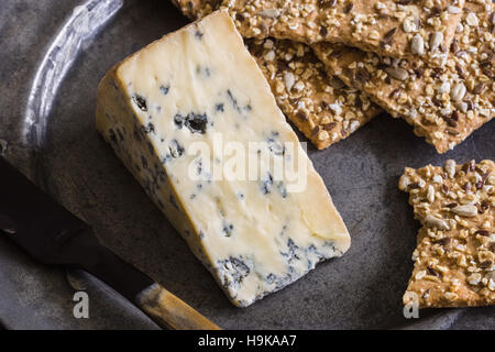 Perl Las o Blue Pearl una cremosa organici di fatto a mano blu gallese di formaggio servita con il farro e muesli cracker Foto Stock