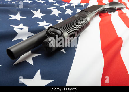 Fucile da caccia sulla bandiera degli Stati Uniti come un simbolo del secondo emendamento Foto Stock