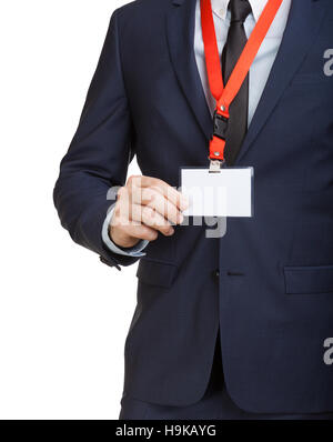 Imprenditore della tuta che indossa un vuoto tag ID o nome scheda su un cordino a una fiera o conferenza Foto Stock