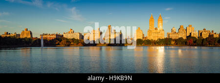 Sunrise sulla Upper West Side con vista di Jacqueline Kennedy Onassis serbatoio e Central Park in autunno. La città di New York Foto Stock