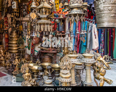 Souvenir di metallo visualizzati in Kathmandu, Nepal Foto Stock