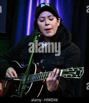 Bala Cynwyd, PA, Stati Uniti d'America. 22 Novembre, 2016. American Singer-Songwriter K.Flay visita Radio 104.5's teatro delle prestazioni. Foto Stock