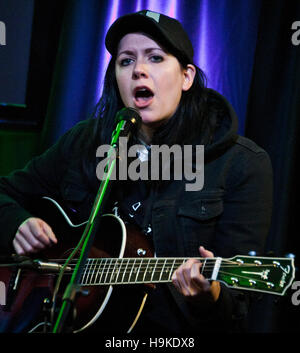 Bala Cynwyd, PA, Stati Uniti d'America. 22 Novembre, 2016. American Singer-Songwriter K.Flay visita Radio 104.5's teatro delle prestazioni. Foto Stock