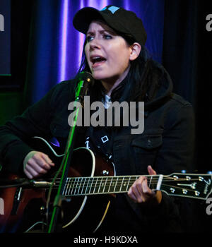 Bala Cynwyd, PA, Stati Uniti d'America. 22 Novembre, 2016. American Singer-Songwriter K.Flay visita Radio 104.5's teatro delle prestazioni. Foto Stock