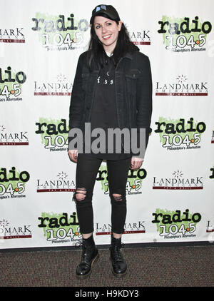 Bala Cynwyd, PA, Stati Uniti d'America. 22 Novembre, 2016. American Singer-Songwriter K.Flay visita Radio 104.5's teatro delle prestazioni. Foto Stock