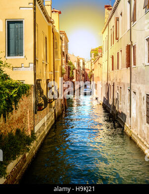 Gondole o barche sul canale d'acqua nella bellissima città di Venezia Foto Stock