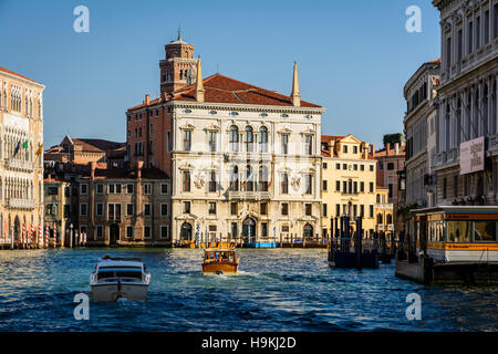 Barche sul canal grande nella bellissima città di Venezia. Foto Stock