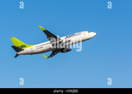 Air Baltic Airlines Boeing-747 lasciando Riga Aeroporto Internazionale della Lettonia Foto Stock