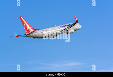 Boeing 737-800 lasciando Riga Aeroporto Internazionale della Lettonia Foto Stock