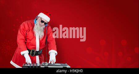 Immagine composita di santa claus giocare dj Foto Stock