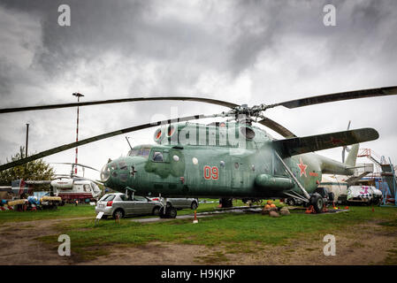 Mil Mi-6 (nato il nome di reporting gancio) un sovietico trasporti pesanti elicottero in Riga Aviation Museum, Lettonia Foto Stock