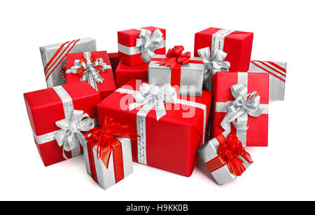 Pila alla moda di rosso e argento scatole regalo ornato di archi, studio isolato su sfondo bianco Foto Stock