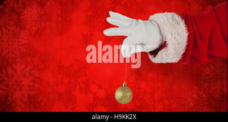 Immagine composita di santa claus holding Pallina natale Foto Stock