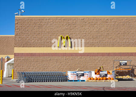 Denver, Stati Uniti d'America - 16 Ottobre 2016: Walmart store esterno con il McDonald logo e zucche decorative Halloween vendita. Foto Stock