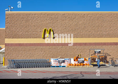 Denver, Stati Uniti d'America - 16 Ottobre 2016: l'uomo non identificato lasciando Walmart store, visibile McDonald's logo e zucche decorative Halloween vendita. Foto Stock