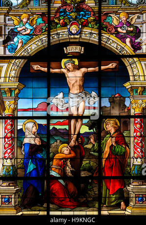 Finestra di vetro colorato nella chiesa tedesca a Stoccolma, raffiguranti Gesù sulla croce il Venerdì Santo. Foto Stock