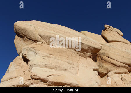 Un prominente roccia arenaria formazione a Capitol Reef National Park nello Utah. Foto Stock