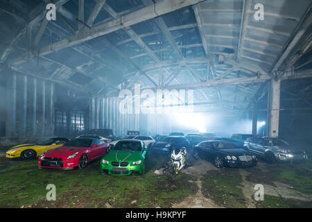 Molti sport tuning-cars in hangar Foto Stock