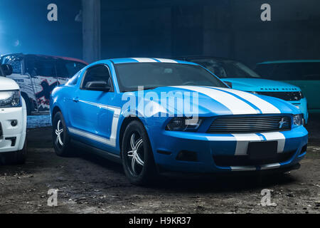 Colore bianco-blu Ford Mustang tuning Foto Stock