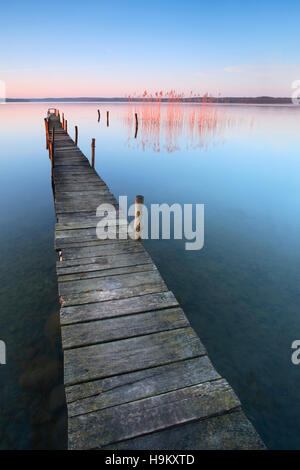 Stretto molo, la luce del mattino, Lago Plau, Plau am See, Meclemburgo-Pomerania, Germania Foto Stock