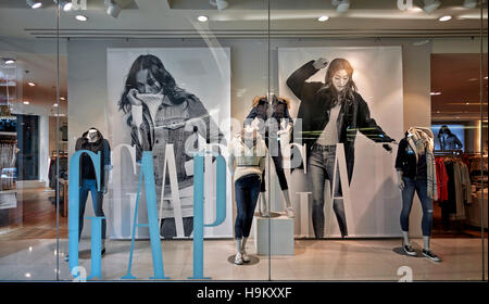 Abbigliamento Gap store window display provvisto di abbigliamento femminile. Thailandia SUDEST ASIATICO Foto Stock
