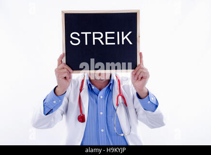 Medico con blackboard 'Streik', Tedesco per 'strike' Foto Stock