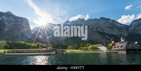 San Bartolomeo è la Chiesa, Königssee, lago, tour in barca, Watzmann mountain con raggi solari, Parco Nazionale di Berchtesgaden Foto Stock