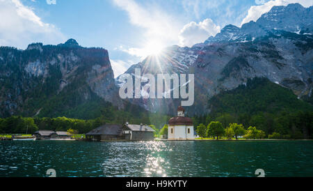 San Bartolomeo è la Chiesa, Königssee, lago, Watzmann mountain con raggi solari, Parco Nazionale di Berchtesgaden, Berchtesgadener Land Foto Stock