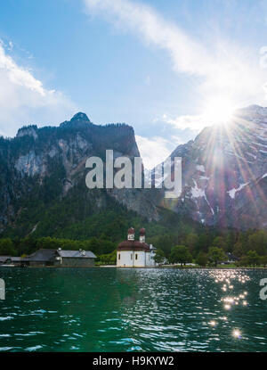 San Bartolomeo è la Chiesa, Königssee, lago, Watzmann mountain con raggi solari, Parco Nazionale di Berchtesgaden, Berchtesgadener Land Foto Stock