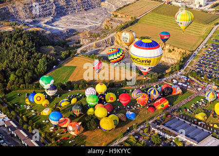 Di colore diverso i palloni ad aria calda in aumento nell'aria, aria calda balloon festival, XXVI international Warsteiner Montgolfiade Foto Stock