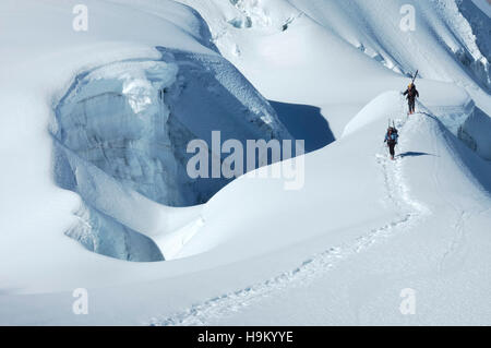 Due alpinisti sul Vallunaraju montagna Ande, Ancash provincia, Perù, Sud America Foto Stock