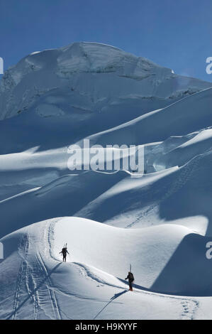 Due alpinisti sul Vallunaraju montagna Ande, Ancash provincia, Perù, Sud America Foto Stock