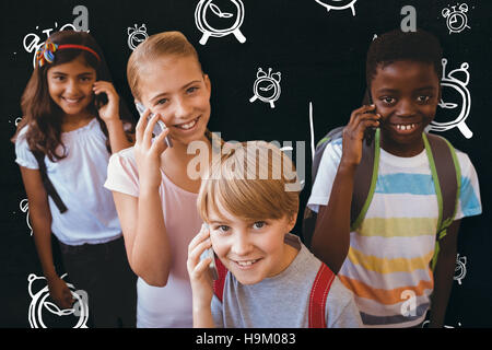 Immagine composita della scuola i bambini utilizzando i telefoni cellulari nel corridoio della scuola Foto Stock