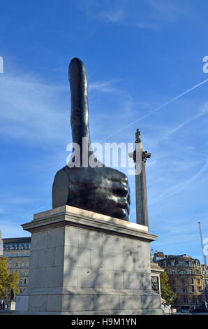 Londra, Inghilterra, Regno Unito. Trafalgar Square quarto zoccolo: "Davvero buona' (da David Shrigley - 7m-alta scultura di una mano dando un pollice su Novembre 2016 Foto Stock